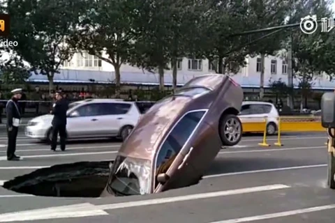 Chiếc Rolls-Royce Phantom gặp nạn. (Nguồn: shanghaiist.com)