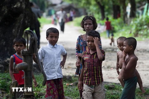 Người dân tại làng Pan Taw Pyin, Maungdaw, bang Rakhine, Myanmar ngày 27/9. (Nguồn: AFP/TTXVN)