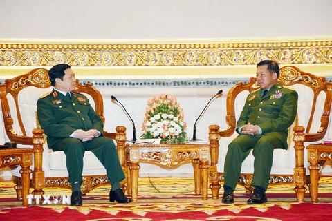 Thống tướng Min Aung Hlaing, Tổng Tư lệnh các lực lượng vũ trang Myanmar đón và hội đàm với Đại tướng, Bộ trưởng Quốc phòng Ngô Xuân Lịch, ngày 2/10, tại Thủ đô Nay Pyi Taw. (Nguồn: TTXVN)