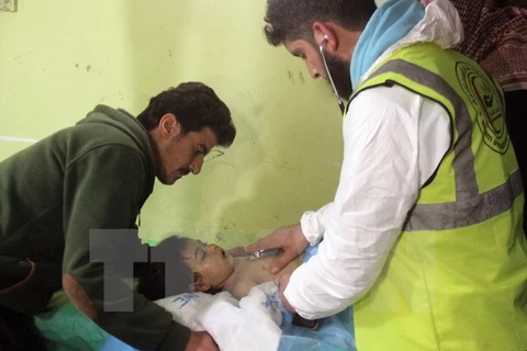 Trẻ em được điều trị tại một bệnh viện ở Khan Sheikhun, tỉnh Idlib sau khi có những dấu hiệu nghi phơi nhiễm chất độc sarin. (Nguồn: AFP/TTXVN)