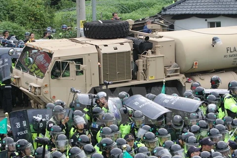 Các trang thiết bị THAAD được chuyển tới Seongju, Hàn Quốc ngày 7/9. (Nguồn: THX/TTXVN)
