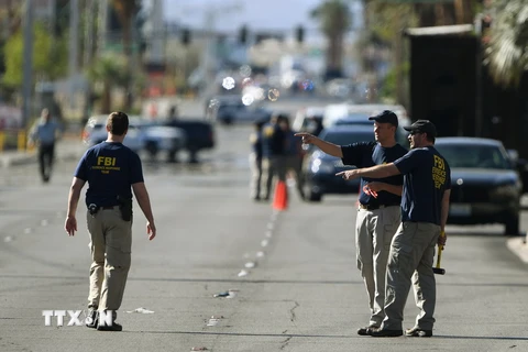 Nhân viên Cục điều tra Liên bang Mỹ (FBI) điều tra tại khu vực Khách sạn và Sòng bạc Mandalay Bay ở Las Vegas sau vụ xả súng, ngày 3/10. (Nguồn: AFP/TTXVN)