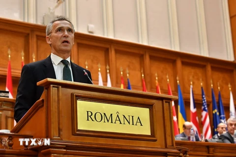 Tổng thư ký NATO Jens Stoltenberg phát biểu tại phiên họp Hội đồng Nghị viện NATO tại thủ đô Bucharest (Romania) ngày 9/10. (Nguồn: AFP/TTXVN)