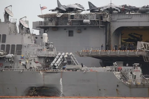 Tàu khu trục John S.McCain với vết lõm sau vụ va chạm với một tàu thương mại. (Nguồn: EPA)