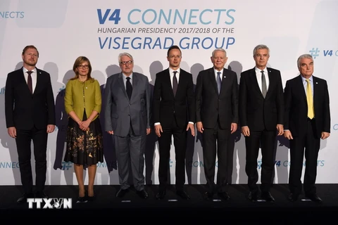 Đại diện các nước V4 trong cuộc họp ở Budapest ngày 11/10. (Nguồn: AFP/TTXVN) 