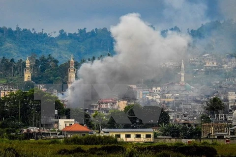 Khói bốc lên trong cuộc giao tranh giữa quân đội Philippines và phiến quân tại Marawi ngày 16/9. (Nguồn: AFP/TTXVN)