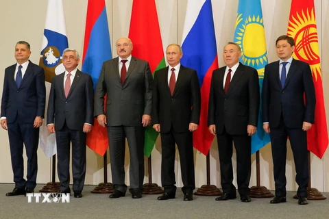 Lãnh đạo các nước SNG chụp ảnh chung trước Hội nghị Hội đồng Kinh tế Á- Âu tối cao ở Sochi ngày 11/10. (Nguồn: AFP/TTXVN) 
