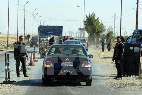 Cảnh sát Ai Cập kiểm tra an ninh tại Bắc Sinai. (Nguồn: AFP/TTXVN)