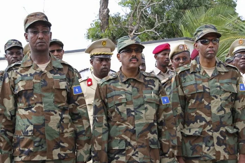 Bộ trưởng Quốc phòng Somalia Abdirashid Abdullahi (trái) bất ngờ từ chức. (Nguồn: AP)