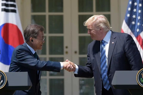 Tổng thống Mỹ Donald Trump (phải) và người đồng cấp Hàn Quốc Moon Jae-in. (Nguồn: AP)