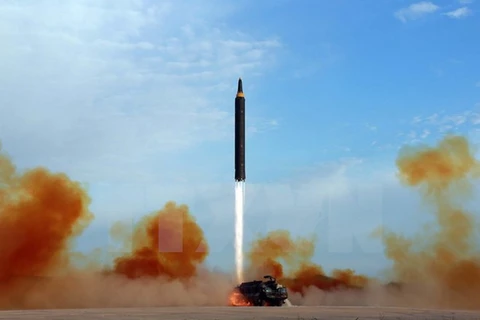 Một vụ phóng thử tên lửa đạn đạo tầm trung Hwasong-12 tại một địa điểm ở Triều Tiên. (Nguồn: AFP/TTXVN)