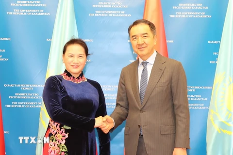 Chủ tịch Quốc hội Nguyễn Thị Kim Ngân hội kiến với Thủ tướng Kazakhstan Bakhytzhan Sagintayev. (Ảnh: Trọng Đức/TTXVN)