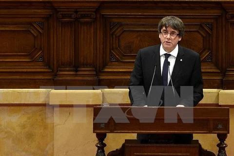 Thủ hiến vùng Catalonia Carles Puigdemont phát biểu tại Nghị viện vùng Catalonia ở Barcelona, Tây Ban Nha ngày 15/10. (Nguồn: AFP/TTXVN)
