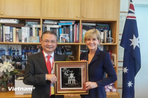 Đại sứ Ngô Hướng Nam và Ngoại trưởng Australia Julie Bishop tại buổi chào xã giao. (Nguồn: Đại sứ quán Việt Nam tại Australia)