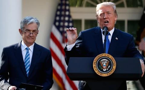 Tổng thống Mỹ Donald Trump (phải) và ông Jerome Powell. (Nguồn: Reuters)