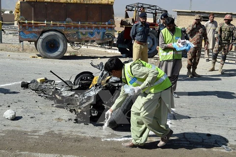 Lực lượng an ninh Pakistan điều tra tại hiện trường vụ đánh bom ở Quetta ngày 18/10 vừa qua. (Ảnh: THX/TTXVN)