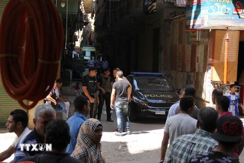 Cảnh sát Ai Cập điều tra tại hiện trường một vụ tấn công nhằm vào cảnh sát tại Giza, Cairo ngày 10/9. (Nguồn: THX/TTXVN)
