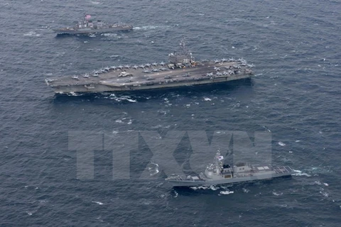 Tàu sân bay USS Ronald Reagan (giữa) tham gia cuộc tập trận chung Hàn Quốc-Mỹ ngày 18/10. (Ảnh: Yonhap/TTXVN)