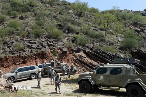 Lực lượng an ninh gác tại khu vực al-Khubah, tỉnh Jizan trên biên giới Saudi Arabia-Yemen ngày 3/10. (Nguồn: AFP/TTXVN)