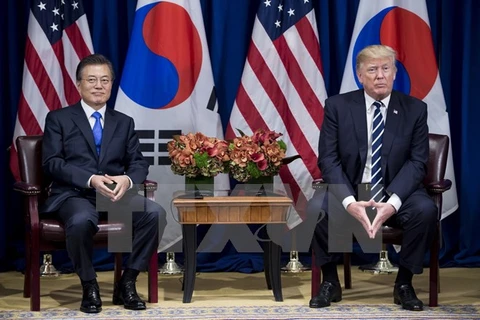 Tổng thống Mỹ Donald Trump (phải) và người đồng cấp Hàn Quốc Moon Jae-in tại cuộc gặp ở New York, Mỹ ngày 21/9. (Nguồn: AFP/TTXVN)