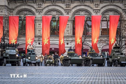 Xe quân sự từ thời kỳ Chiến tranh Thế giới thứ II trong buổi diễu binh kỷ niệm 76 năm cuộc duyệt binh lịch sử ngày 7/11/1941, tại Quảng trường Đỏ ở thủ đô Moskva Moskva ngày 7/11. (Nguồn: AFP/TTXVN)