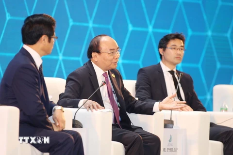 Thủ tướng Nguyễn Xuân Phúc trả lời câu hỏi của các doanh nghiệp tại Hội nghị Thượng đỉnh Kinh doanh Việt Nam 2017. (Ảnh: TTXVN)