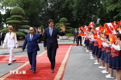 Thủ tướng Nguyễn Xuân Phúc và Thủ tướng Canada Justin Trudeau tại lễ đón. (Ảnh: Thống Nhất/TTXVN)
