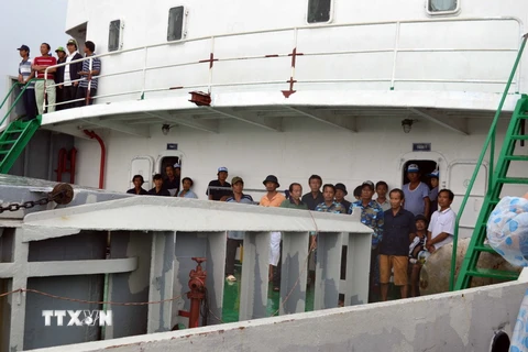 [Video] Các ngư dân bị nạn tại đảo Song Tử Tây đã về đất liền