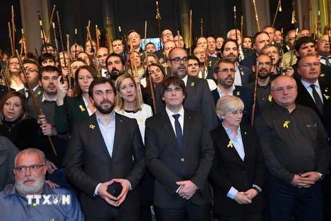 Cựu Thủ hiến Catalonia Carles Puigdemont (thứ ba, trái sang, hàng đầu) cùng các Thị trưởng Catalonia trong cuộc gặp tại Brussels ngày 7/11. (Nguồn: AFP/TTXVN)