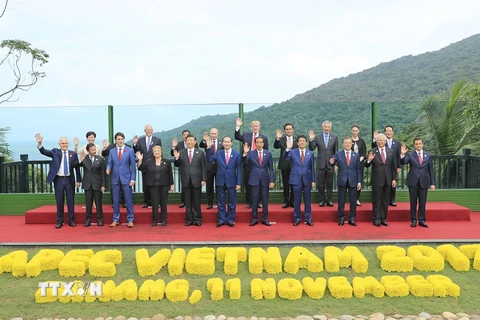 Chủ tịch nước Trần Đại Quang và các Trưởng đoàn chụp ảnh chung. (Ảnh: TTXVN)