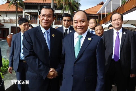 Thủ tướng Chính phủ Nguyễn Xuân Phúc làm việc với Thủ tướng Campuchia Samdech Techo Hun Sen. (Ảnh: TTXVN)