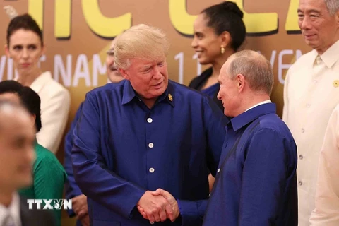 Tổng thống Nga Vladimir Putin (phải) và người đồng cấp Mỹ Donald Trump. (Nguồn: TTXVN)
