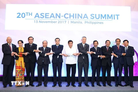 Thủ tướng Chính phủ Nguyễn Xuân Phúc và các trưởng đoàn chụp ảnh chung. (Ảnh: Thống Nhất/TTXVN)