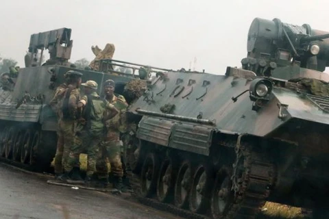 Xe bóc thép của quân đội xuất hiện tại trung tâm thủ đô Harare. (Nguồn: Reuters)