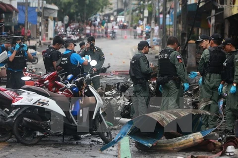 Lực lượng rà phá bom điều tra tại hiện trường một vụ đánh bom ở tỉnh Yala, Thái Lan ngày 26/7/2014. AFP/TTXVN