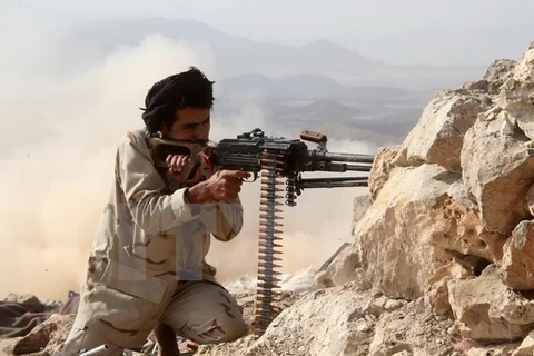 Binh sỹ Yemen trong chiến dịch chống phiến quân Houthi tại khu vực núi Hilan, phía tây thành phố Marib ngày 27/6. (Nguồn: AFP/TTXVN)