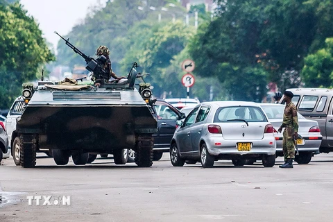 Xe quân sự xuất hiện trên đường phố thủ đô Harare ngày 15/11. (Nguồn: AFP/TTXVN)