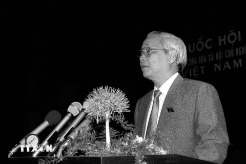 Đồng chí Võ Văn Kiệt phát biểu trước Quốc hội sau khi được bầu làm Thủ tướng Chính phủ ngày 23/9/1992 tại kỳ họp thứ nhất Quốc hội khóa IX . (Ảnh: Xuân Tuân/TTXVN)