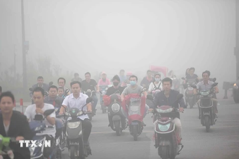  Khói mù ô nhiễm bao phủ khu vực Hàng Châu, tỉnh Chiết Giang, Trung Quốc ngày 26/9. (Nguồn: AFP/TTXVN)