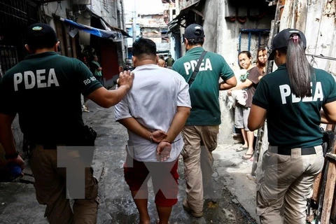 Cảnh sát bắt giữ nghi phạm liên quan đến mua bán ma túy trái phép ở thành phố Pasig, đông Manila ngày 13/2. (Nguồn: EPA/TTXVN)