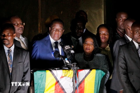 Cựu Phó Tổng thống Zimbabwe Emmerson Mnangagwa (giữa) phát biểu tại trụ sở đảng ZANU-PF ở Harare ngày 22/11. (Nguồn: THX/ TTXVN)