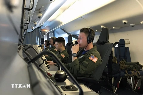 Lực lượng Hải quân Mỹ tham gia tìm kiếm tàu ngầm ARA San Juan trên máy bay tuần tra săn ngầm P-8A Poseidon, ngày 26/11. (Nguồn: AFP/TTXVN)