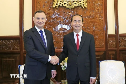 Chủ tịch nước Trần Đại Quang và Tổng thống Cộng hoà Ba Lan Andrzej Duda chụp ảnh chung. (Ảnh: Nhan Sáng/TTXVN)