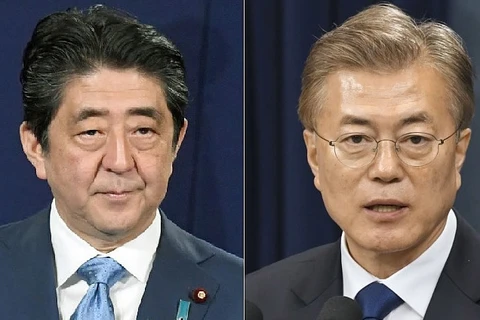 Tổng thống Hàn Quốc Moon Jae-in (phải) và Thủ tướng Nhật Bản Shinzo Abe. (Nguồn: CGTN)