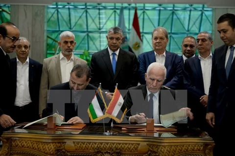 Đại diện Fatah Azzam al-Ahmad (phải, phía trước) và Hamas Saleh al-Arouri (trái, phía trước) tại lễ ký thỏa thuận hòa giải tại Cairo, Ai Cập ngày 12/10. (Nguồn: THX/TTXVN)
