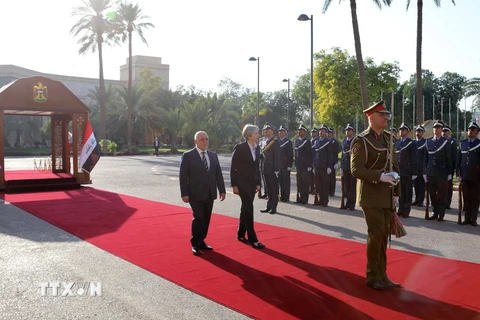 Thủ tướng Iraq Haider al-Abadi và Thủ tướng Anh Theresa May duyệt đội danh dự trong lễ đón tại Baghdad ngày 29/11. (Nguồn: THX/TTXVN)