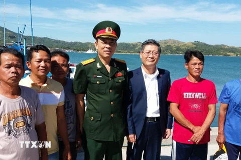 Đại sứ Lý Quốc Tuấn và Đại tá Nguyễn Văn Hùng-Tùy viên quốc phòng tại Philippines (thứ 3 và thứ 4 từ phải sang) gặp gỡ, động viên các ngư dân. (Ảnh: TTXVN)