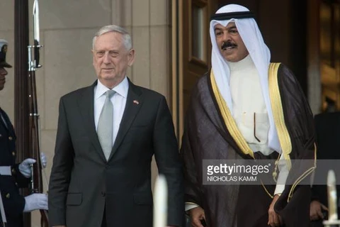 Bộ trưởng Quốc phòng Kuwait Mohammad Khaled Al-Hamad Al-Sabah (phải) và Bộ trưởng Quốc phòng Mỹ Mattis. (Nguồn: Alamy)