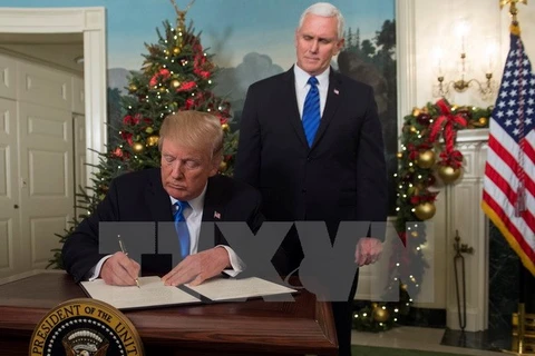 Tổng thống Mỹ Donald Trump (trái) ký tuyên bố công nhận Jerusalem là thủ đô của Israel tại Washington DC., ngày 6/12. (Nguồn: AFP/TTXVN)