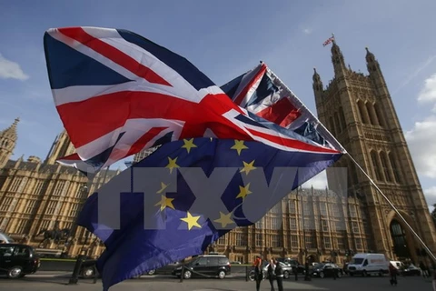 Cờ Anh (phía trên) và cờ EU tại Westminster, London ngày 12/10. (Nguồn: AFP/TTXVN)